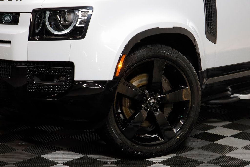 Used 2023 Land Rover Defender 130 X-Dynamic SE image 3