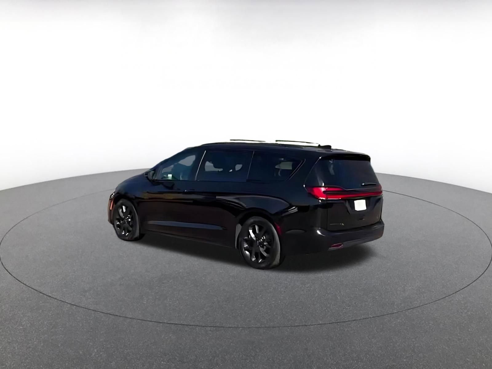 Used 2025 Chrysler Pacifica Limited image 7