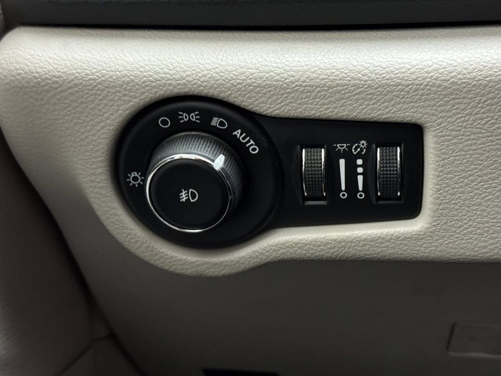 Used 2023 Chrysler Pacifica Touring-L image 29