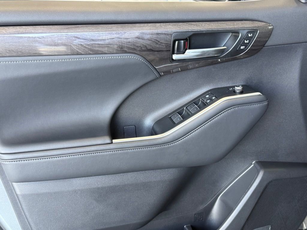 New 2026 Toyota Highlander Platinum image 14