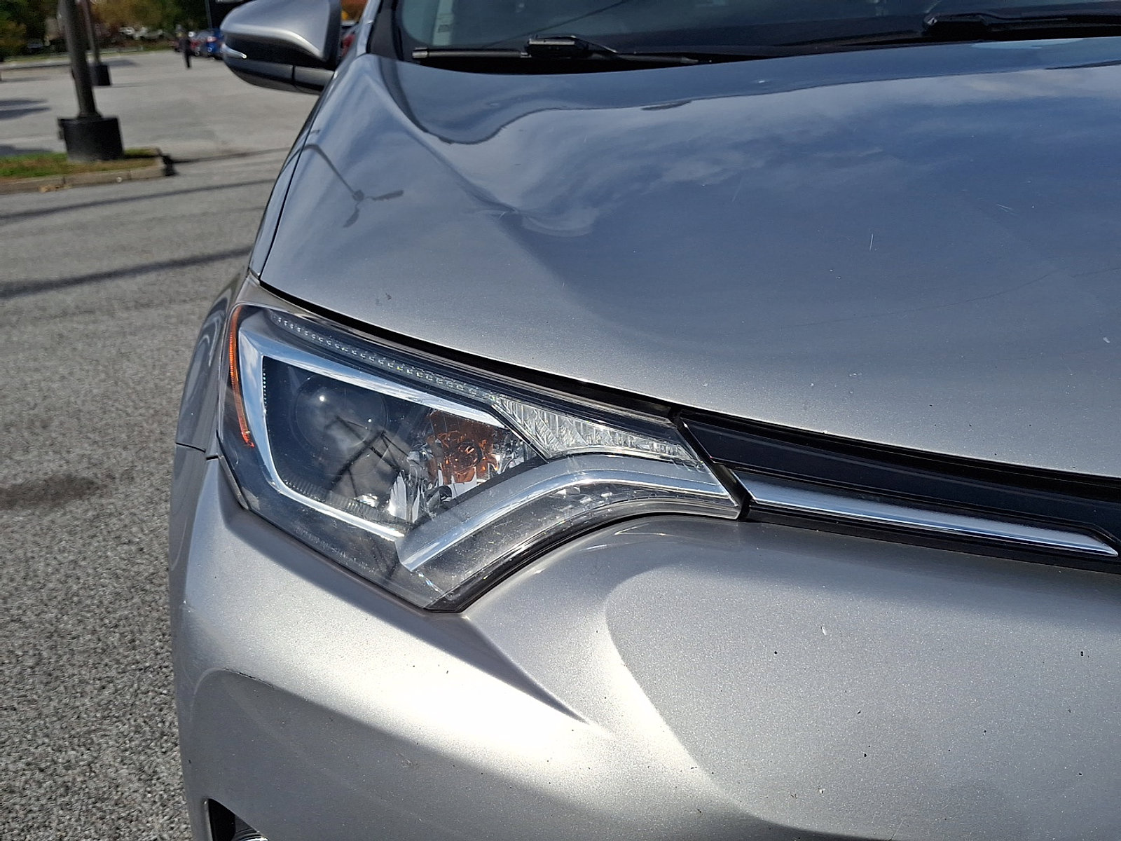 Used 2018 Toyota RAV4 XLE image 10