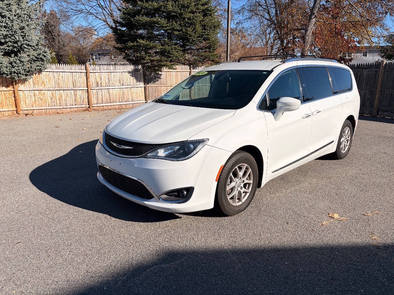 Used 2020 Chrysler Pacifica Touring-L FWD image 6