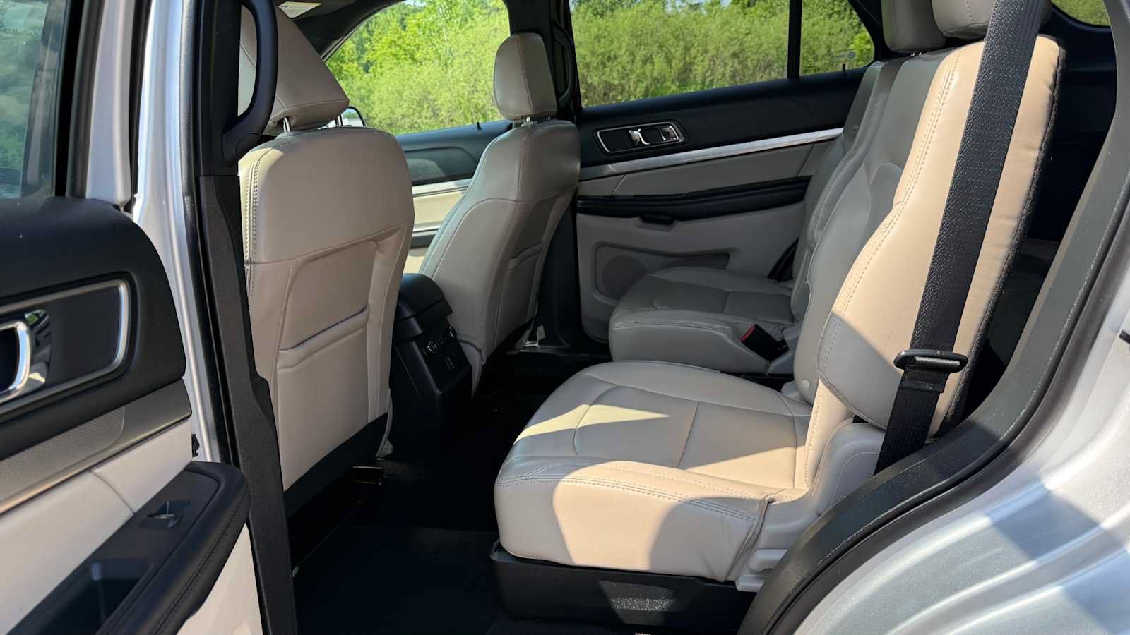 Used 2019 Ford Explorer XLT w/ Equipment Group 202A AWD/4WD image 8