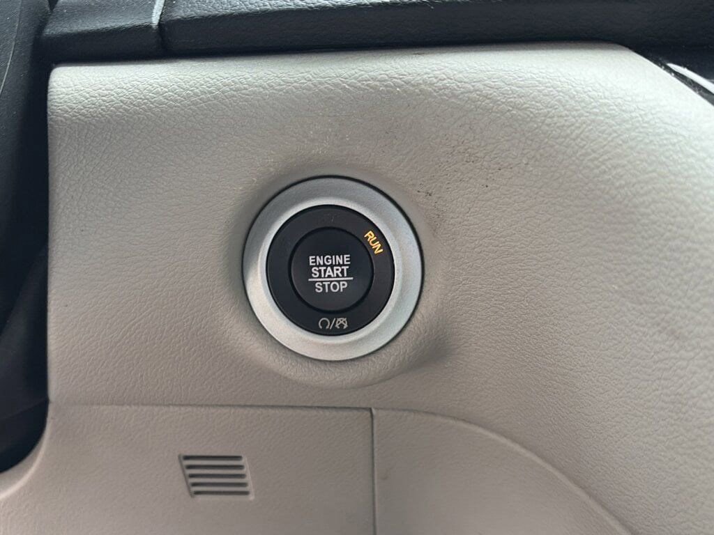 Used 2022 Chrysler Pacifica Touring-L image 17