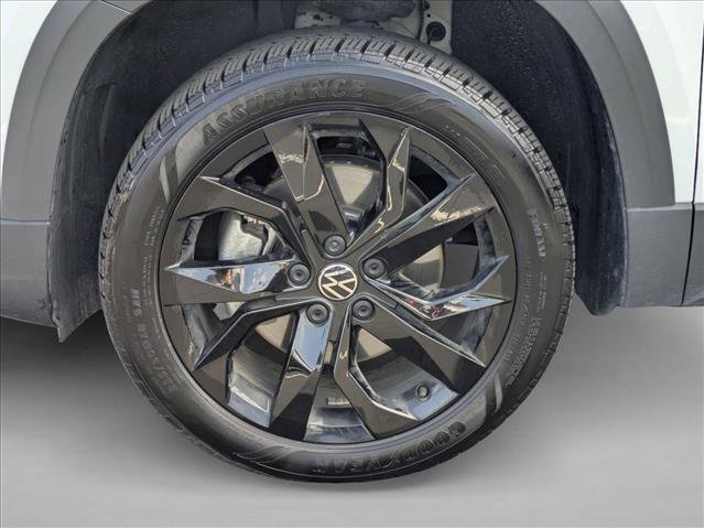 Used 2024 Volkswagen Taos SE w/ Panoramic Sunroof Package FWD image 24
