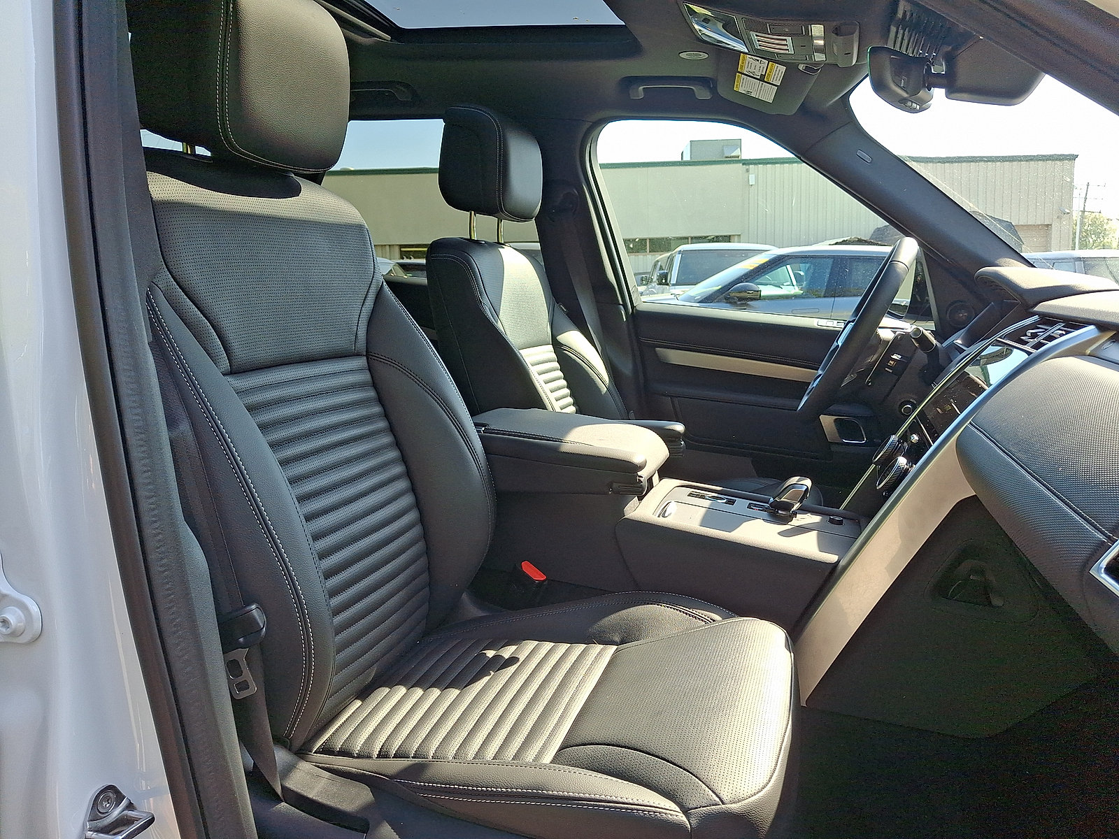 Certified 2025 Land Rover Discovery Dynamic SE AWD/4WD image 16