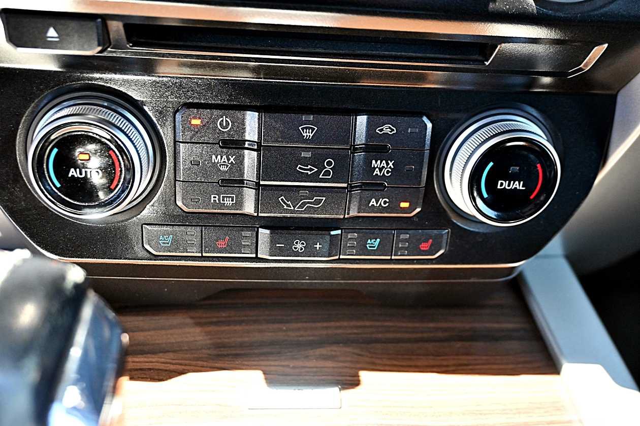 Used 2015 Ford F150 Lariat w/ Equipment Group 502A Luxury AWD/4WD image 30