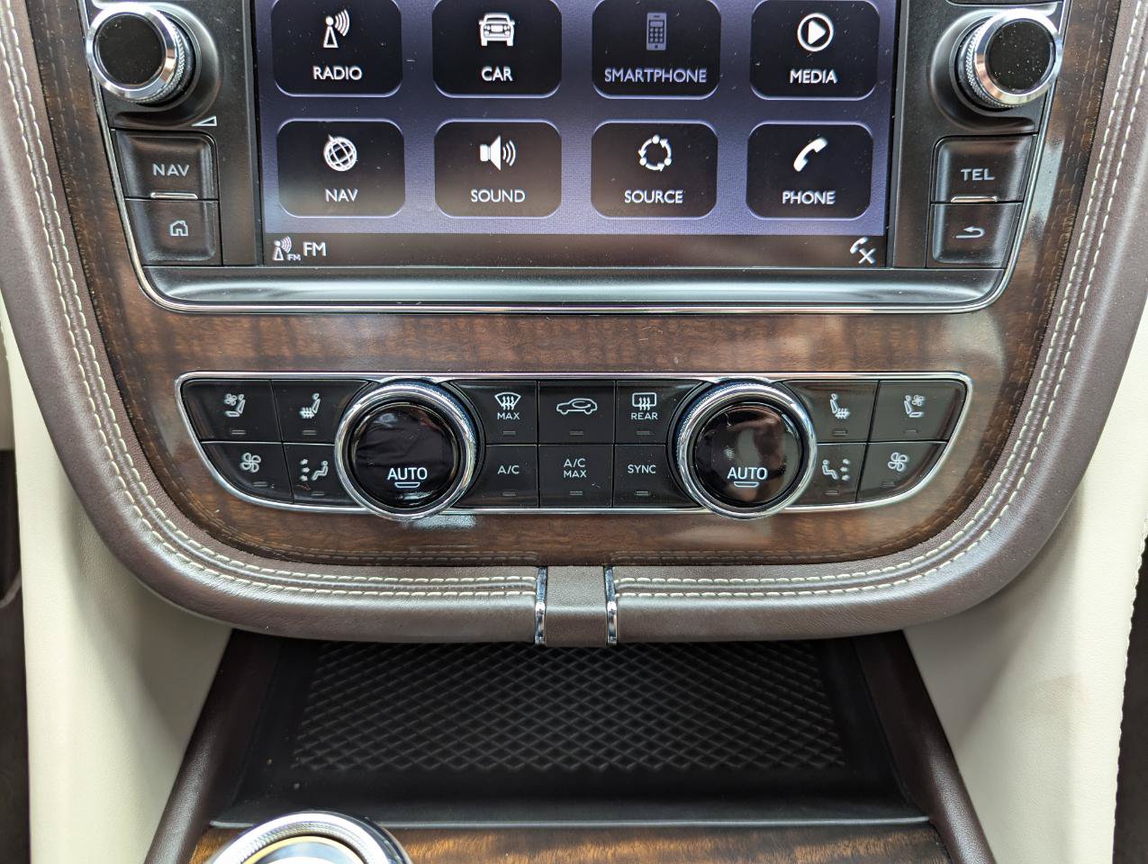 Used 2020 Bentley Bentayga AWD/4WD image 25