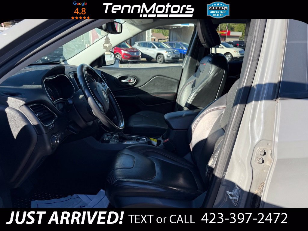 Used 2019 Jeep Cherokee Trailhawk AWD/4WD image 10