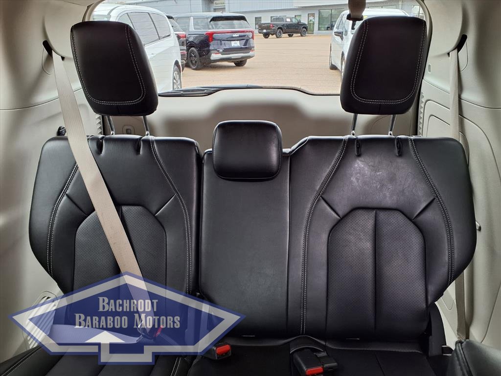Used 2024 Chrysler Pacifica Select image 18