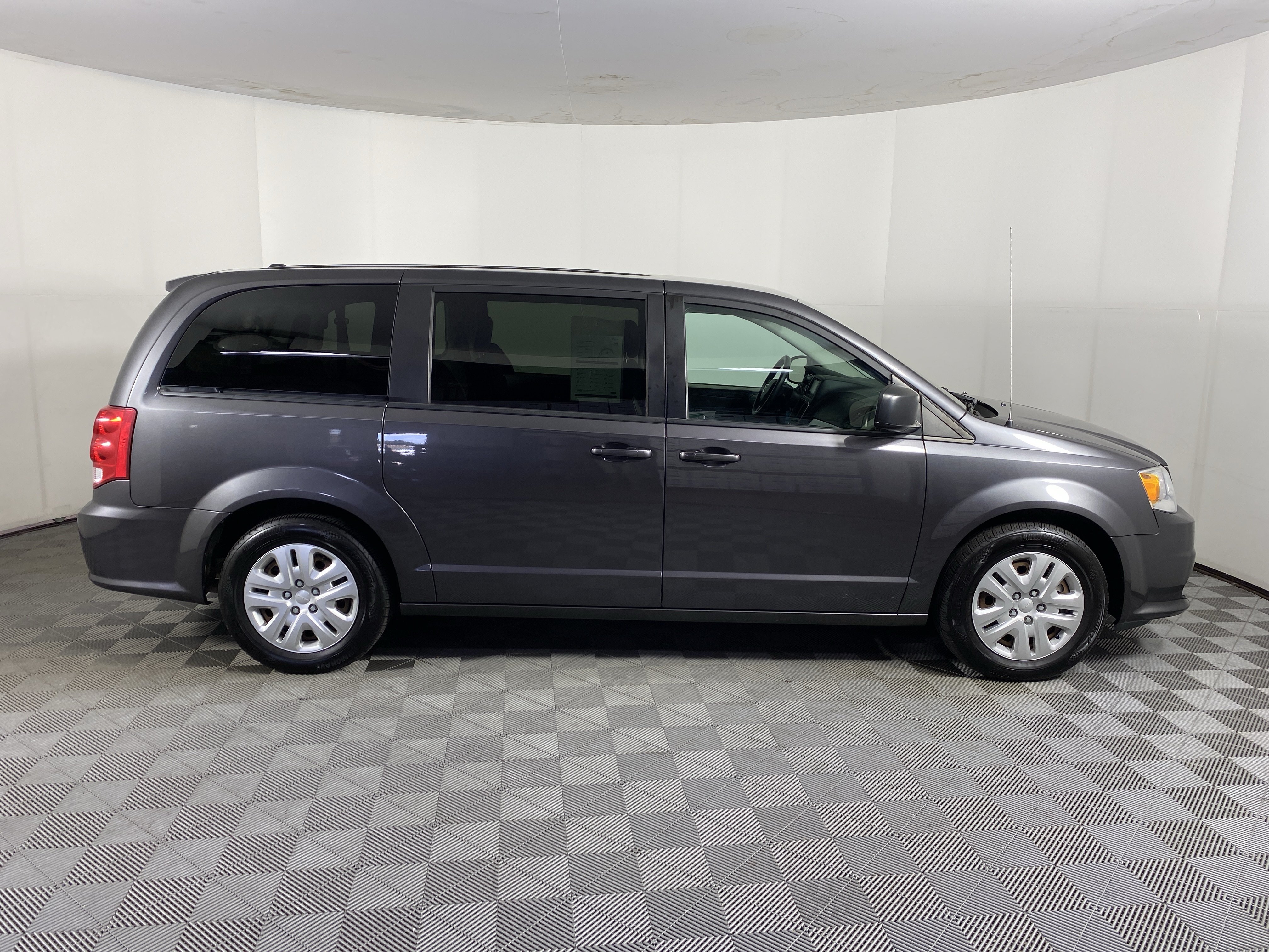 Used 2018 Dodge Grand Caravan SE w/ UConnect Hands-Free Group FWD image 5