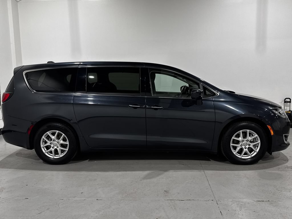 Used 2020 Chrysler Pacifica Touring w/ Advanced Safetytec Group FWD image 23