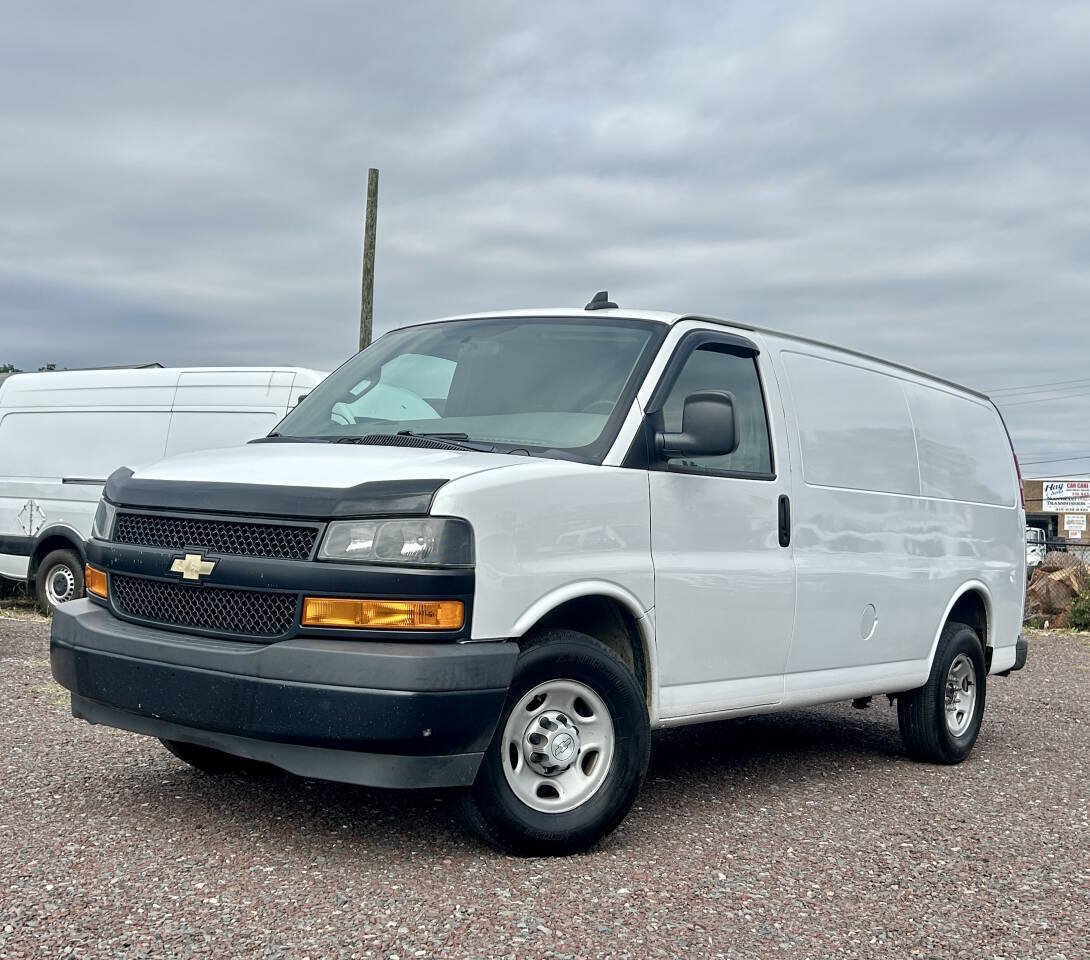 Used 2018 Chevrolet Express 2500 w/ Driver Convenience Package RWD image 2