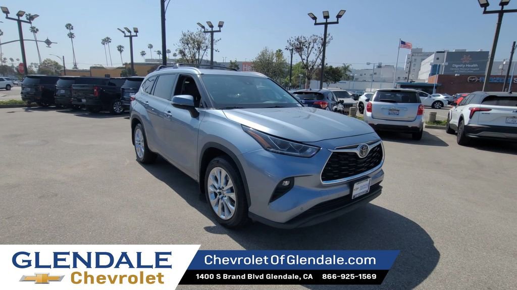 Used 2023 Toyota Highlander Limited image 2