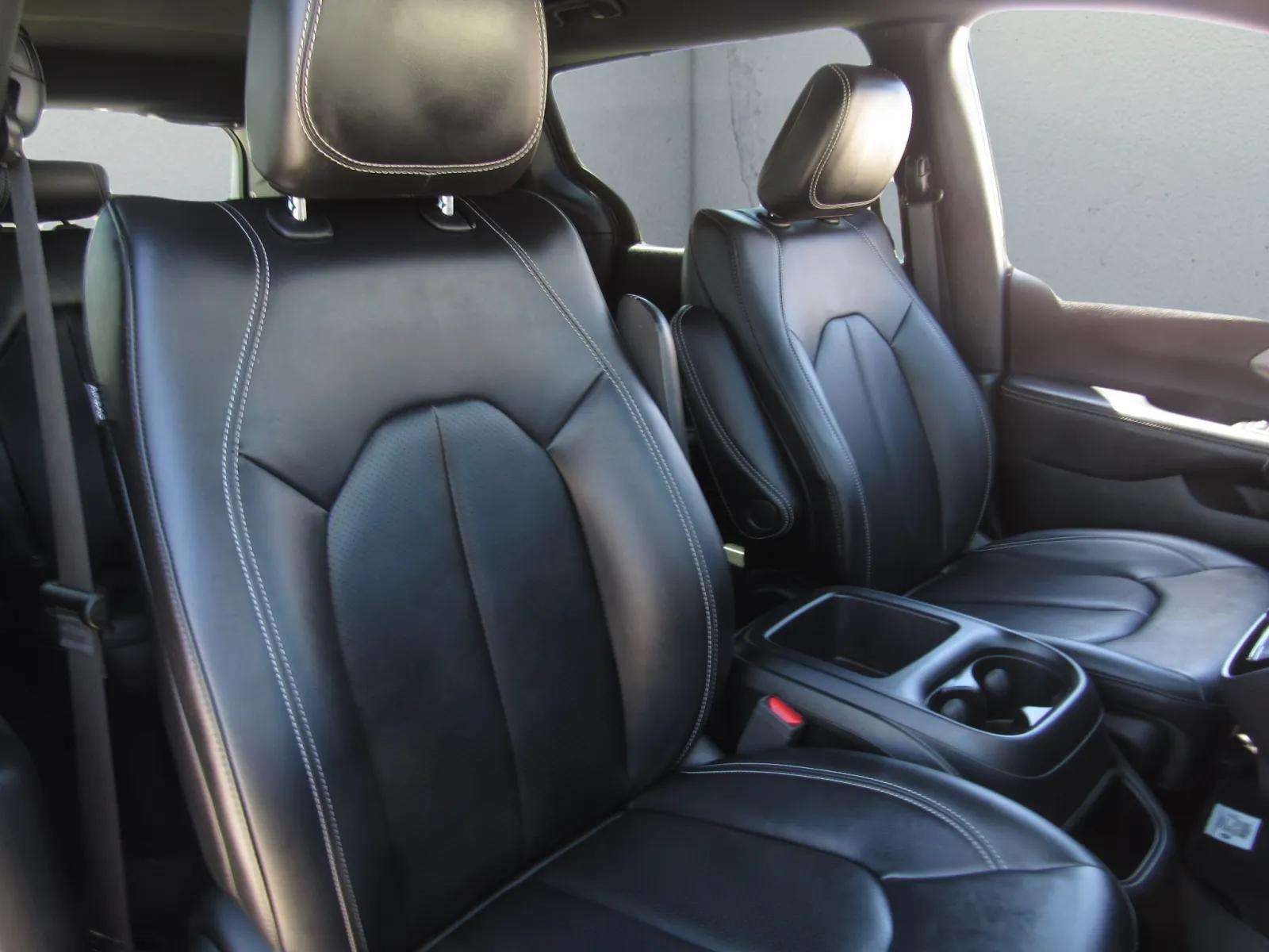 Used 2025 Chrysler Pacifica Select FWD image 10