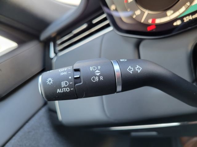Used 2025 Land Rover Range Rover Sport image 32