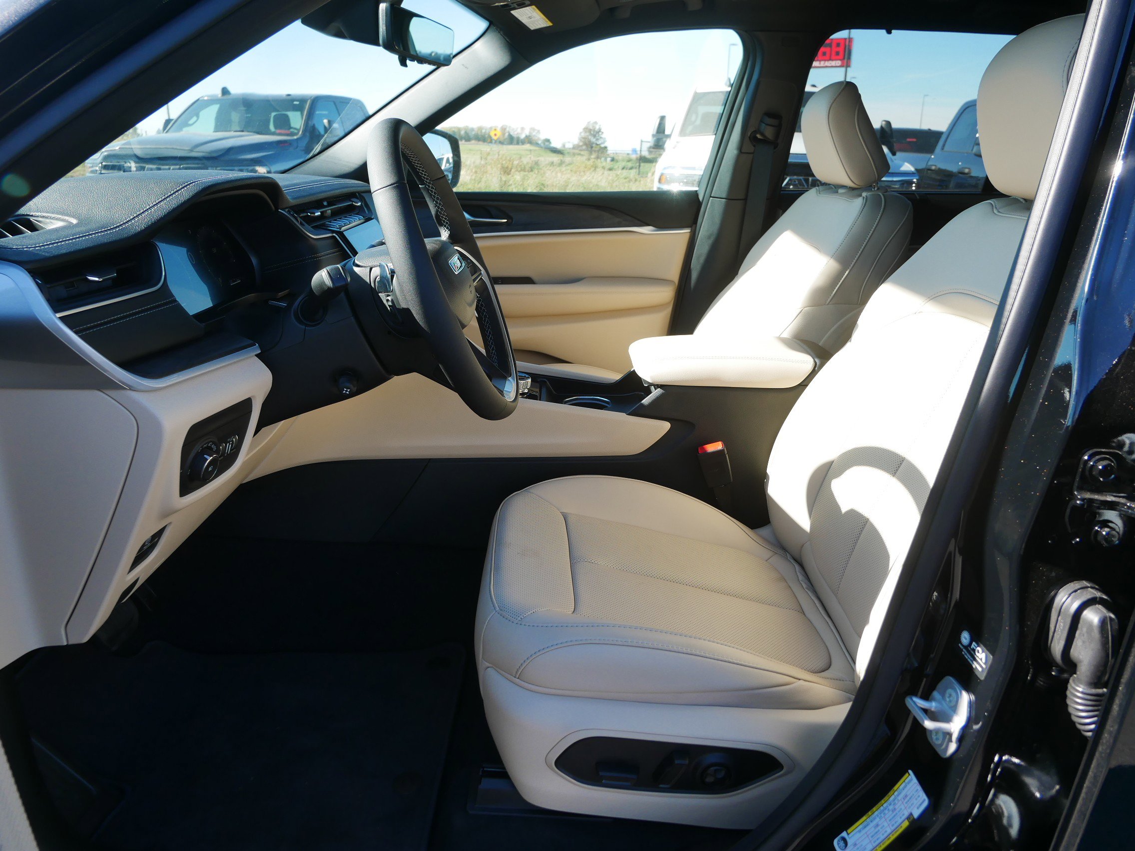 New 2025 Jeep Grand Cherokee Limited w/ Luxury Tech Group II image 6