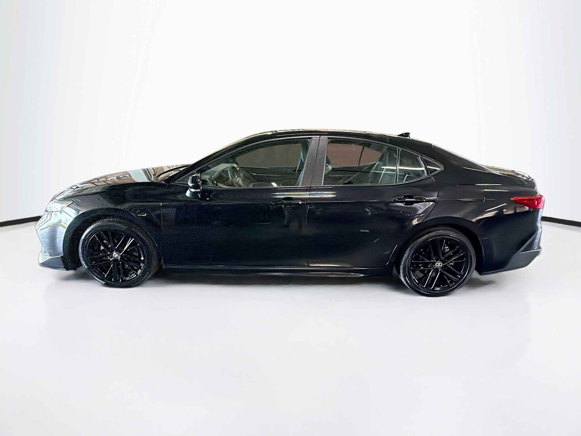 Used 2025 Toyota Camry SE FWD image 4
