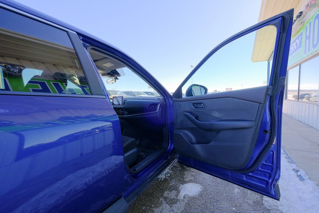 Used 2023 Nissan Rogue S image 16