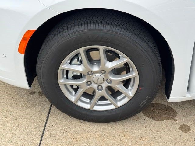 New 2027 Chrysler Pacifica Select FWD image 43