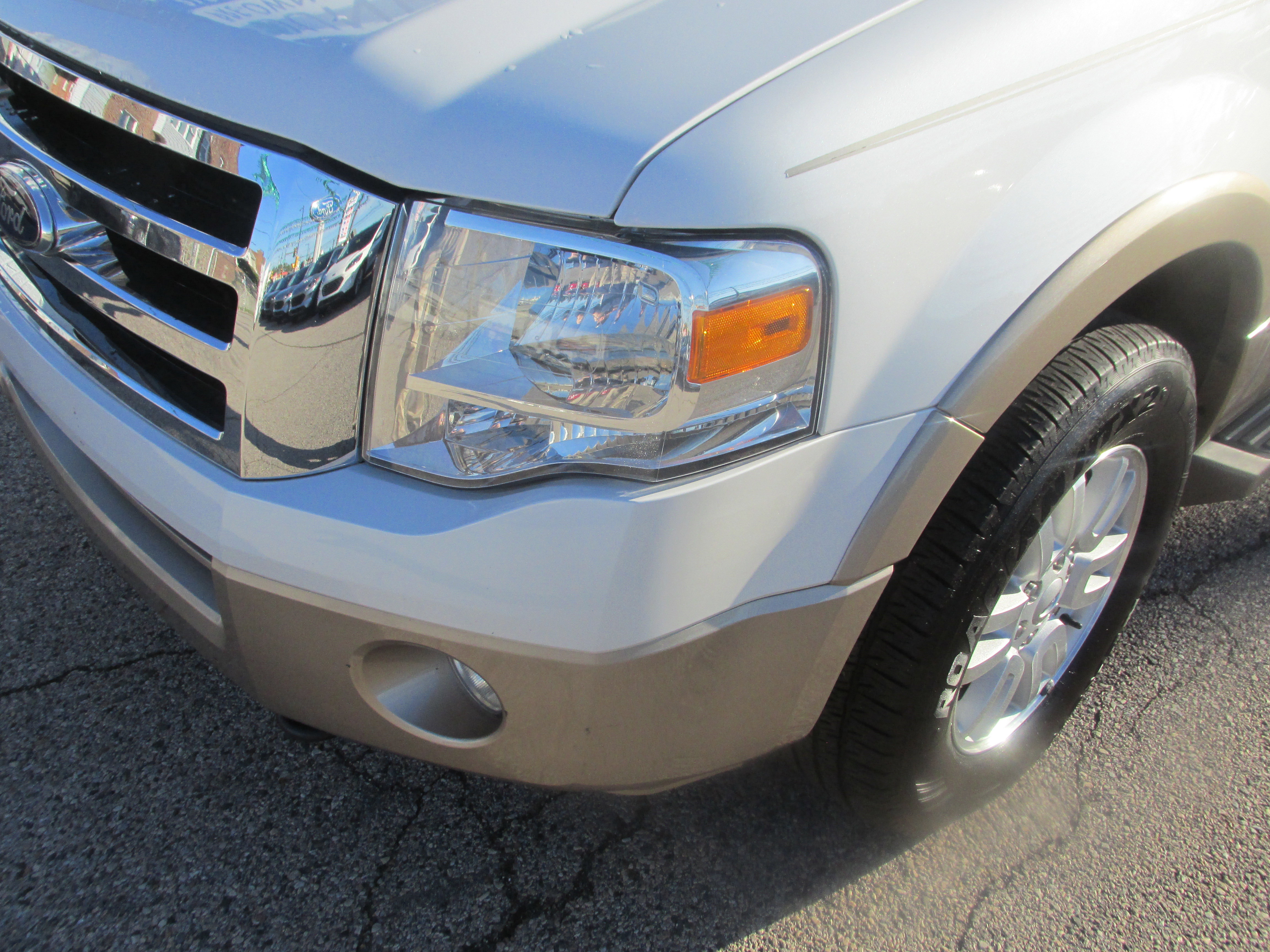 Used 2014 Ford Expedition XLT w/ Equipment Group 202A AWD/4WD image 8