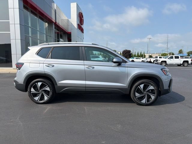 Used 2025 Volkswagen Taos SE AWD/4WD image 8