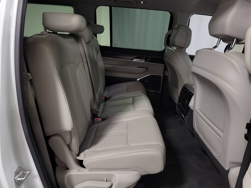 Used 2024 Jeep Wagoneer L Series II w/ Flexible Seating Group AWD/4WD image 25