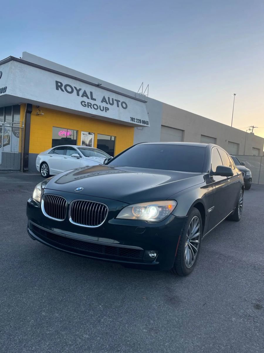 Used 2012 BMW 750i image 1
