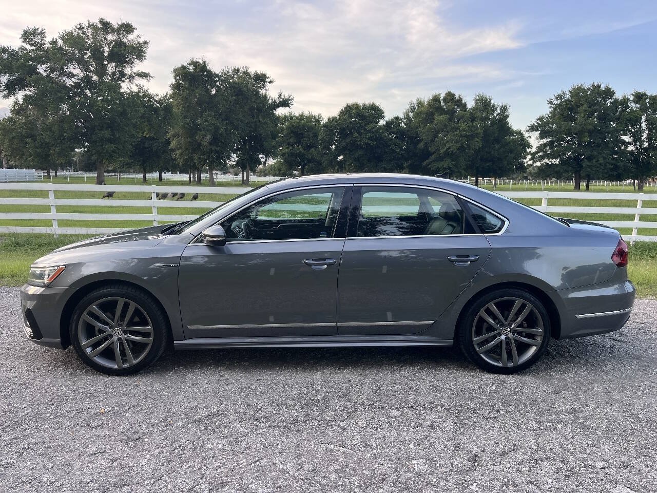 Used 2019 Volkswagen Passat 2.0T SE R-Line FWD image 4