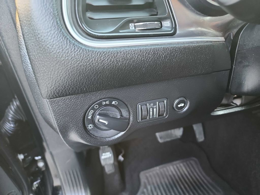 Used 2019 Dodge Challenger SXT image 15