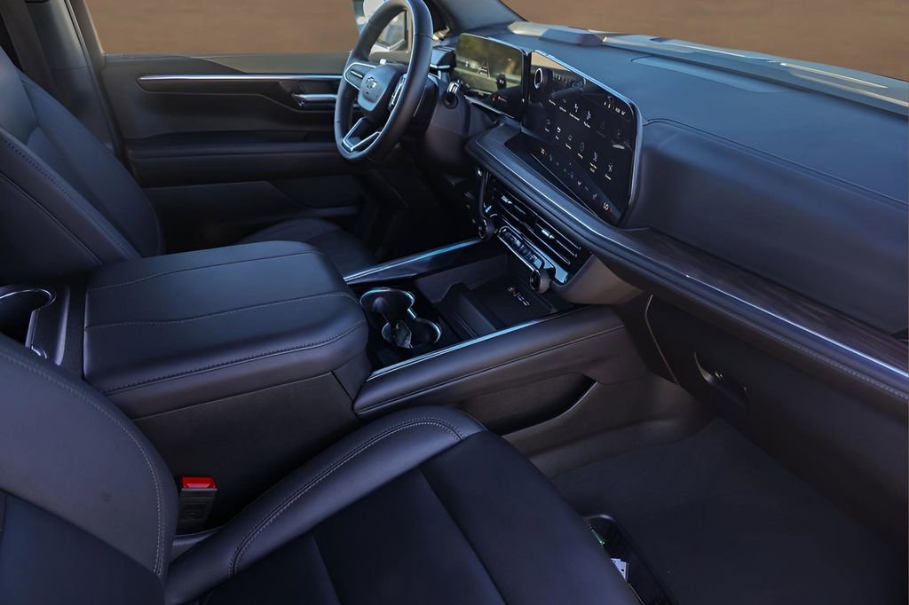 Used 2025 Chevrolet Suburban Z71 image 30