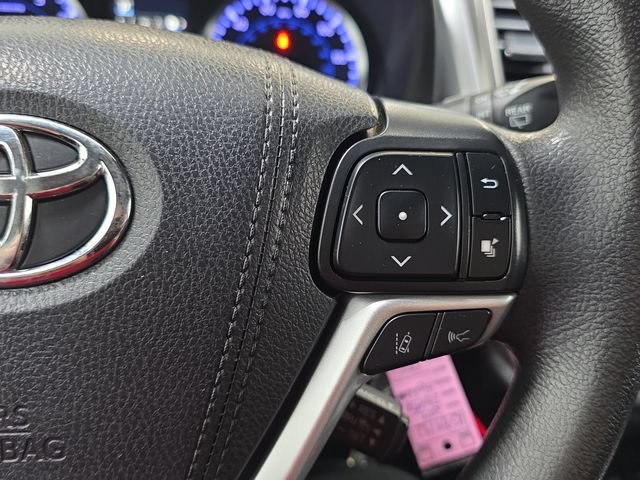 Used 2019 Toyota Highlander LE AWD/4WD image 17