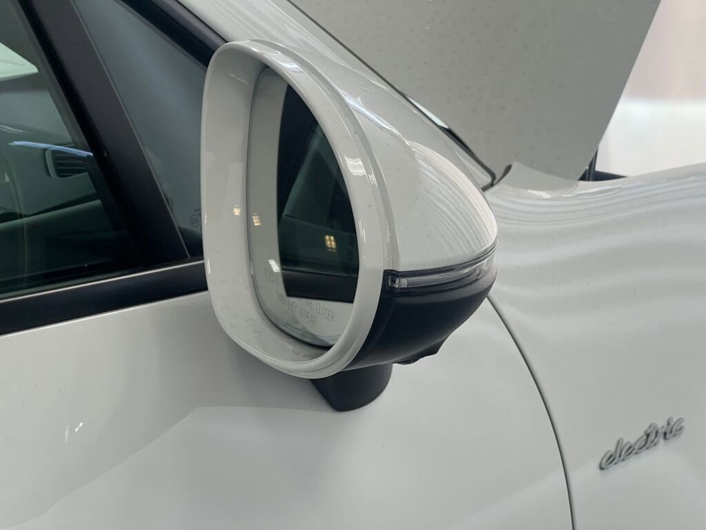 Certified 2025 Porsche Macan Electric image 30