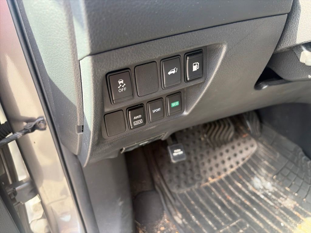 Used 2018 Nissan Rogue SV AWD/4WD image 16