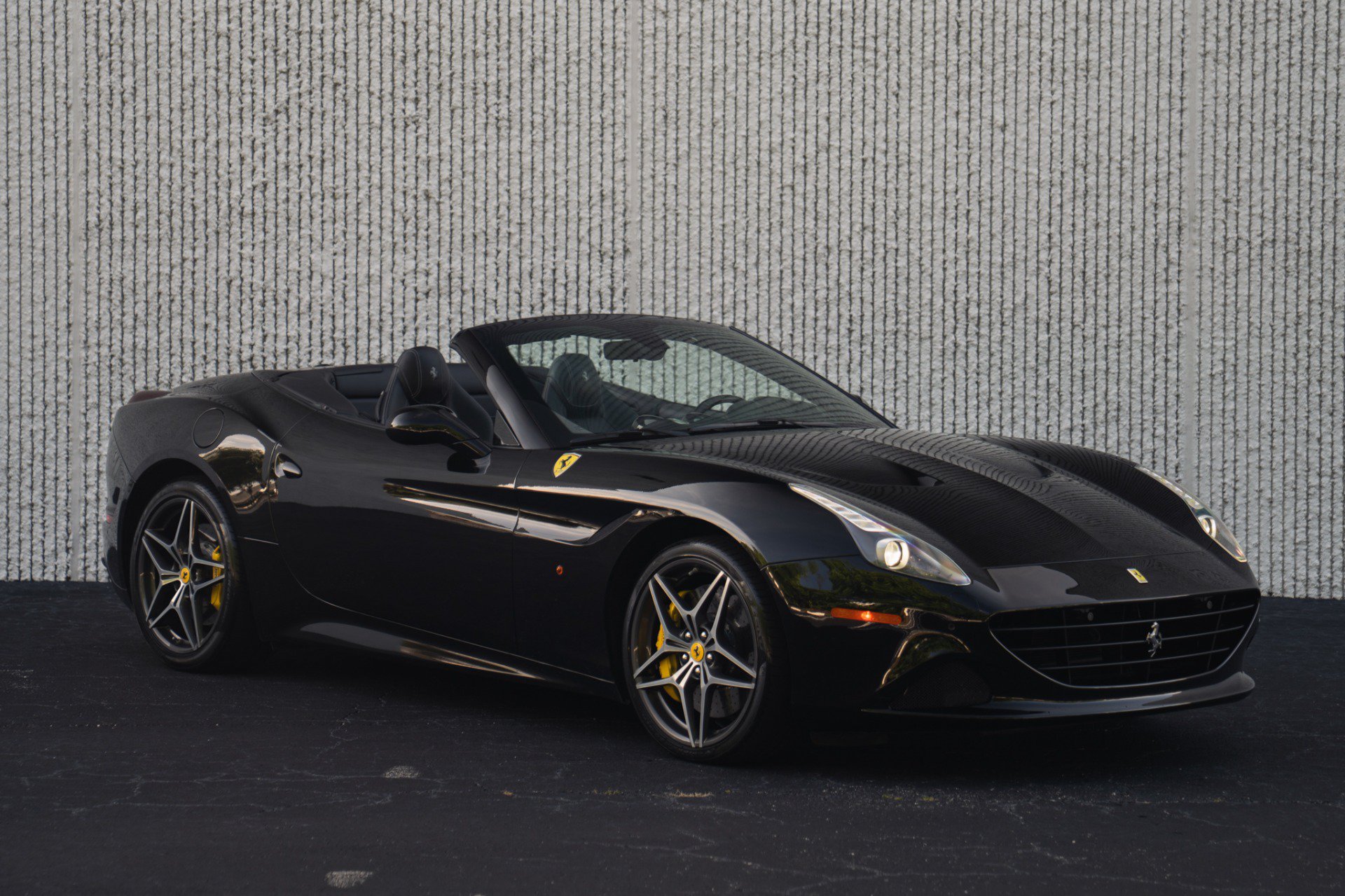 Used 2017 Ferrari California T RWD image 4