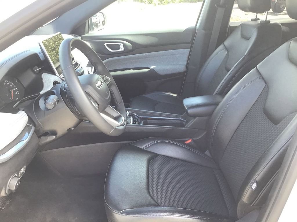 Used 2024 Jeep Compass Latitude image 12