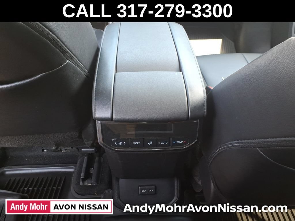 Used 2024 Toyota Highlander XLE AWD/4WD image 39