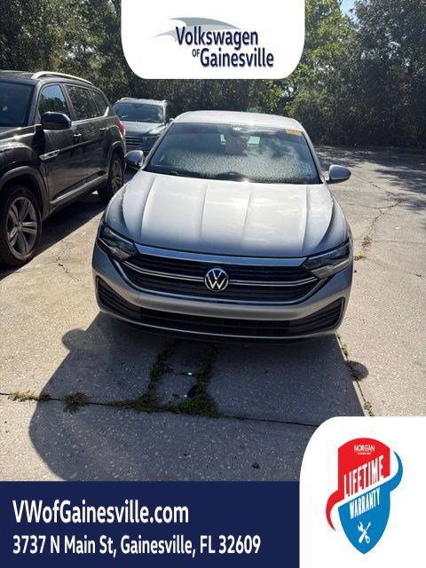 Used 2024 Volkswagen Jetta SE FWD image 2