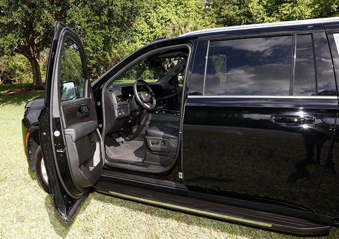 Used 2025 Chevrolet Suburban LS RWD image 11