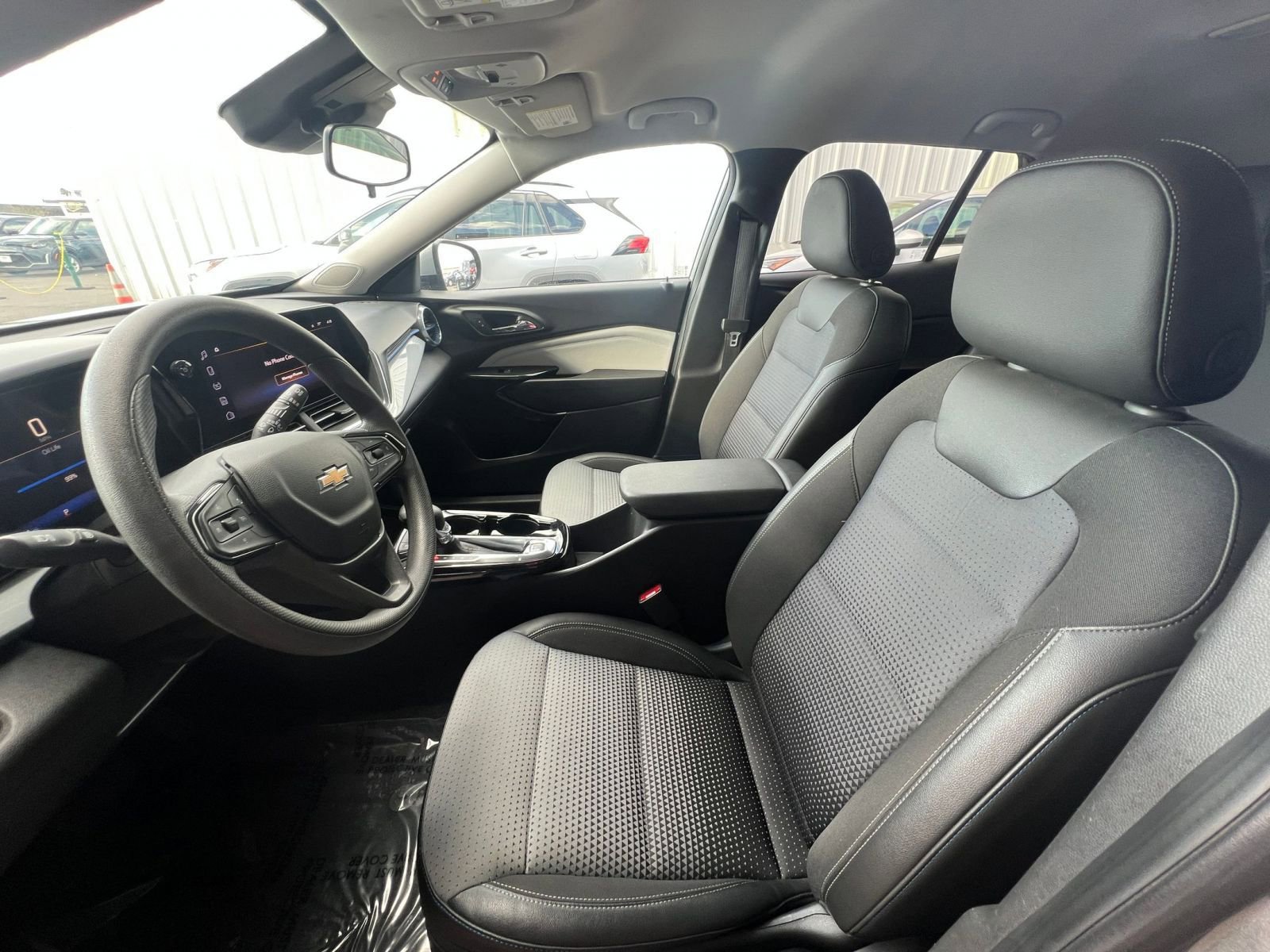 Used 2025 Chevrolet Trax LT FWD image 27