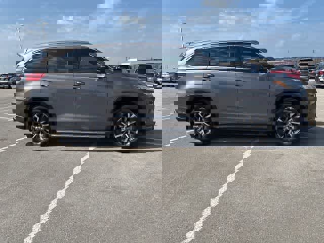 Used 2017 Toyota Highlander XLE FWD image 6