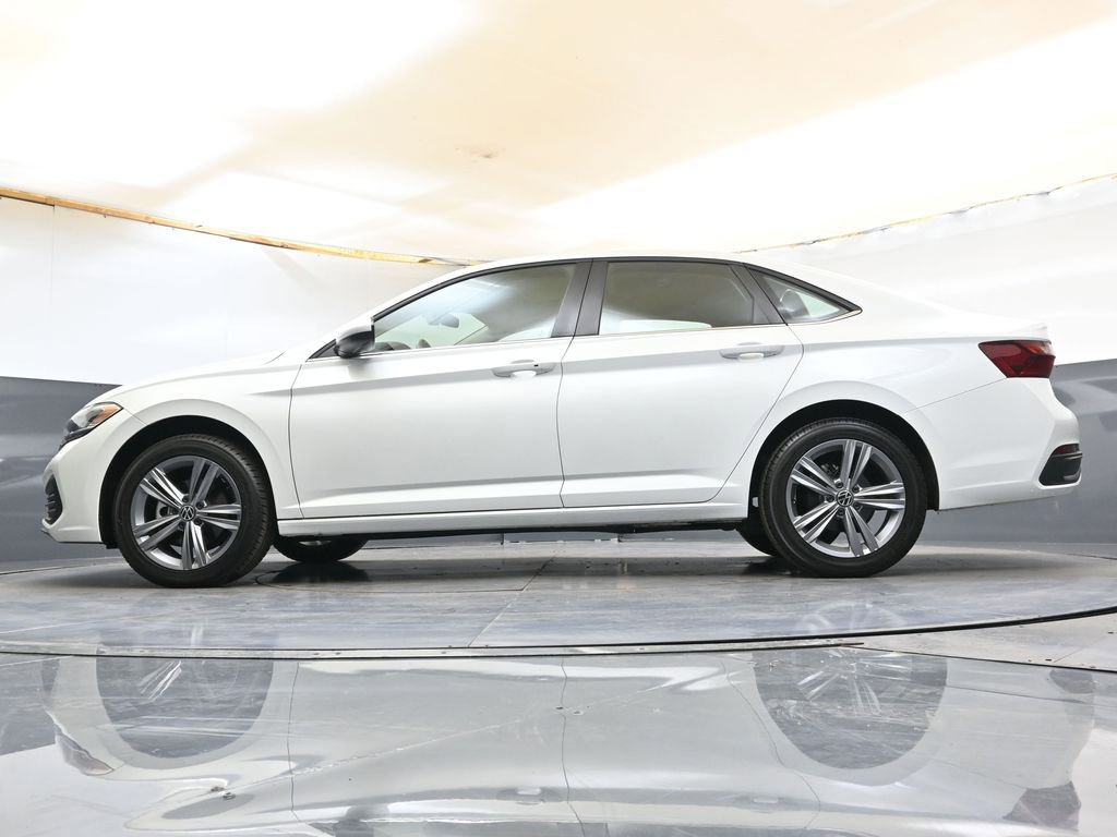 Used 2023 Volkswagen Jetta SE w/ Panoramic Sunroof Package FWD image 31