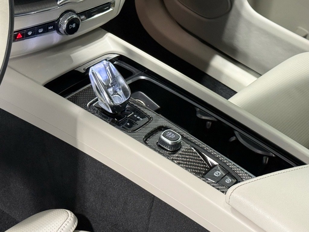 Used 2023 Volvo XC60 B5 Ultimate w/ Protection Package Premier image 19