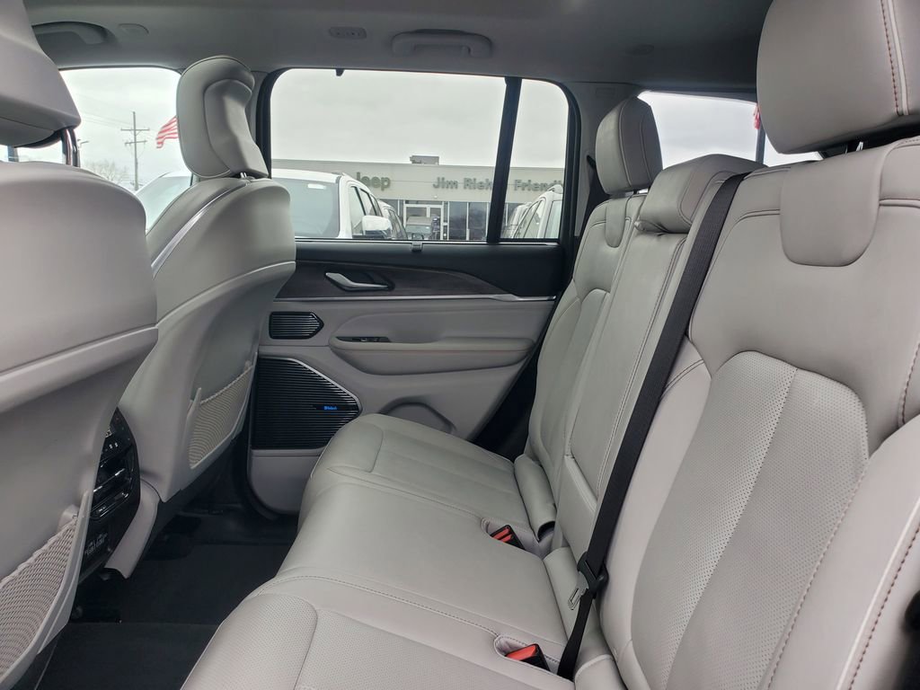 Used 2022 Jeep Grand Cherokee Overland w/ Luxury Tech Group IV AWD/4WD image 33