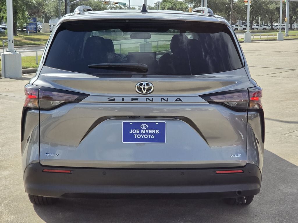 Used 2026 Toyota Sienna XLE FWD image 8