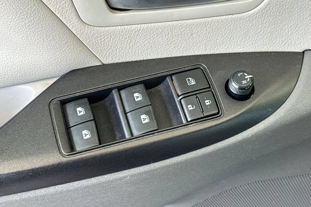 Used 2020 Toyota Sienna LE w/ LE Preferred Package FWD image 15