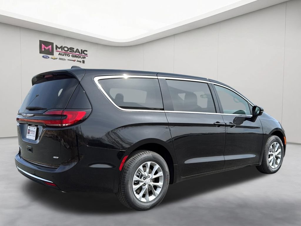 New 2026 Chrysler Pacifica Select AWD/4WD image 7