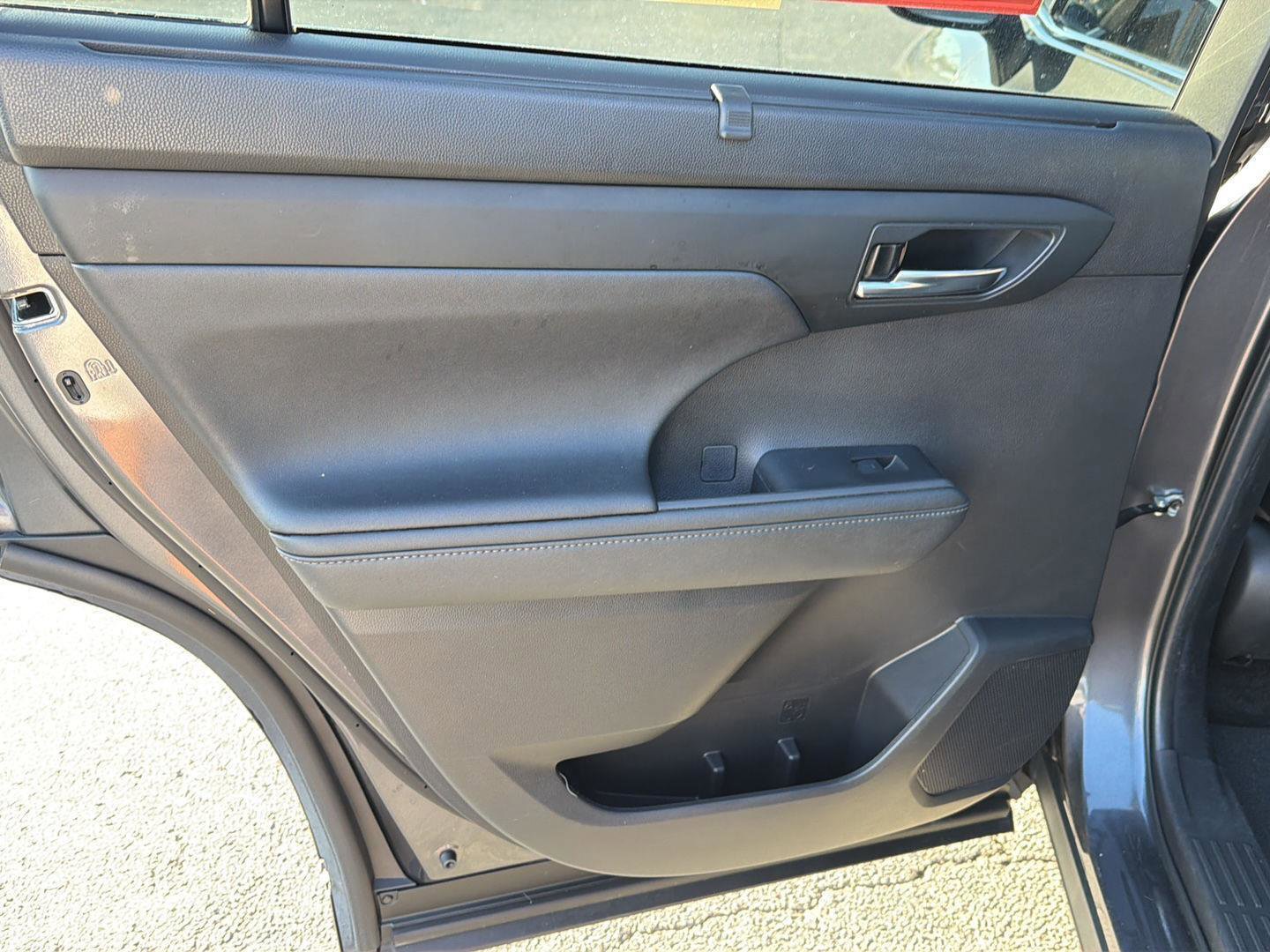 Certified 2024 Toyota Highlander XLE FWD image 18