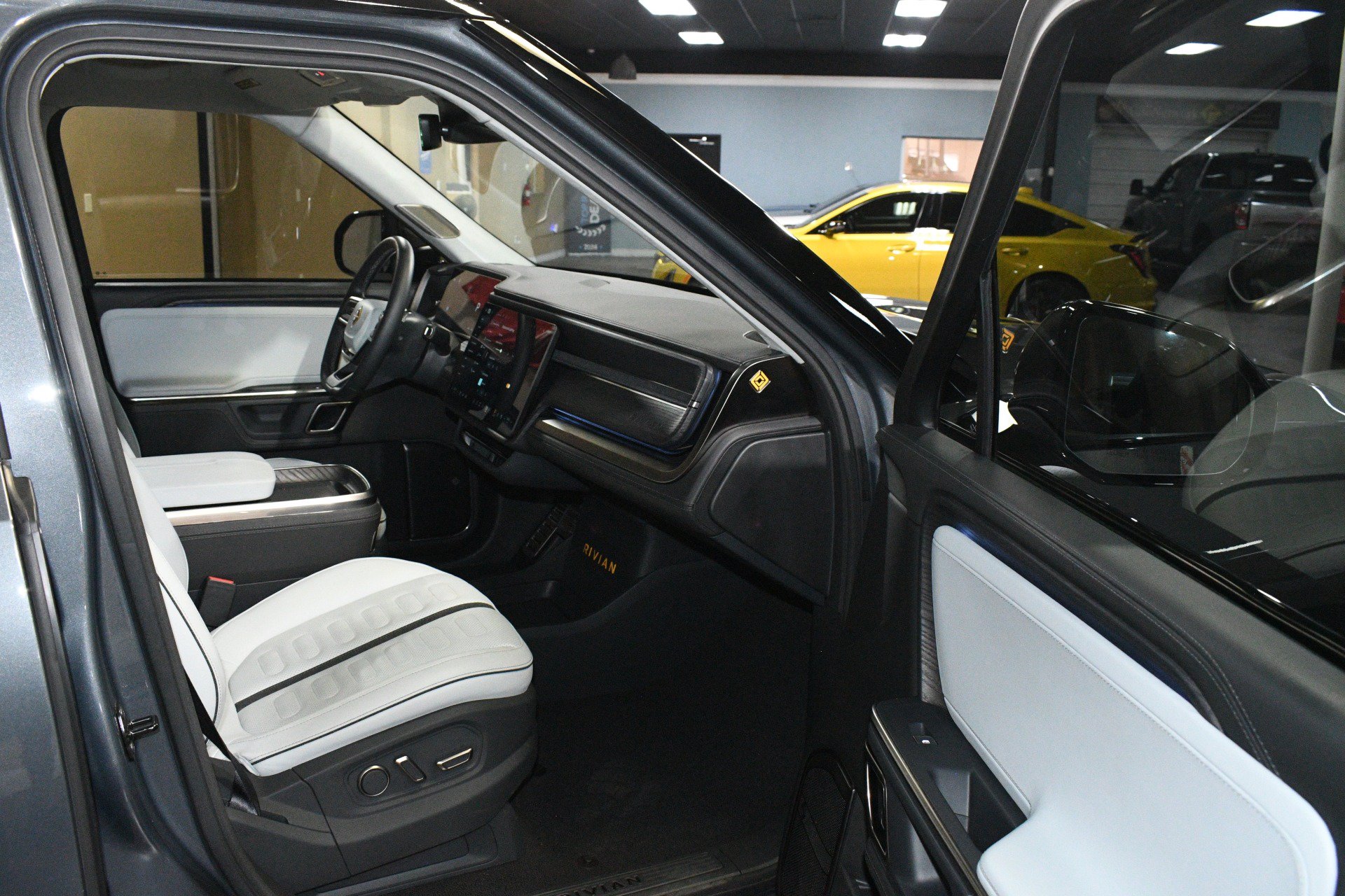 Used 2023 Rivian R1S Launch Edition Quad AWD/4WD image 48