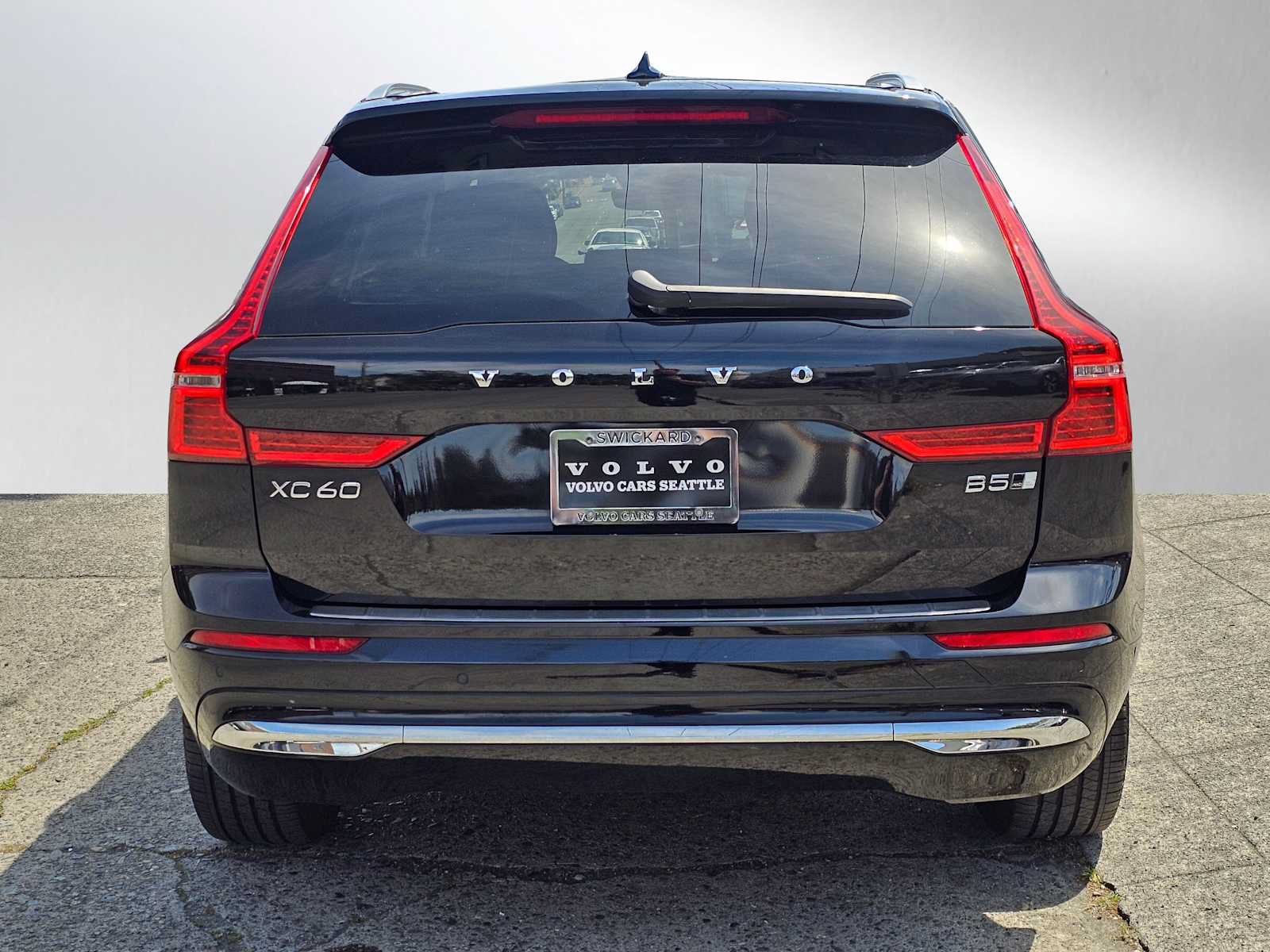 Used 2023 Volvo XC60 B5 Plus w/ Climate Package AWD/4WD image 4